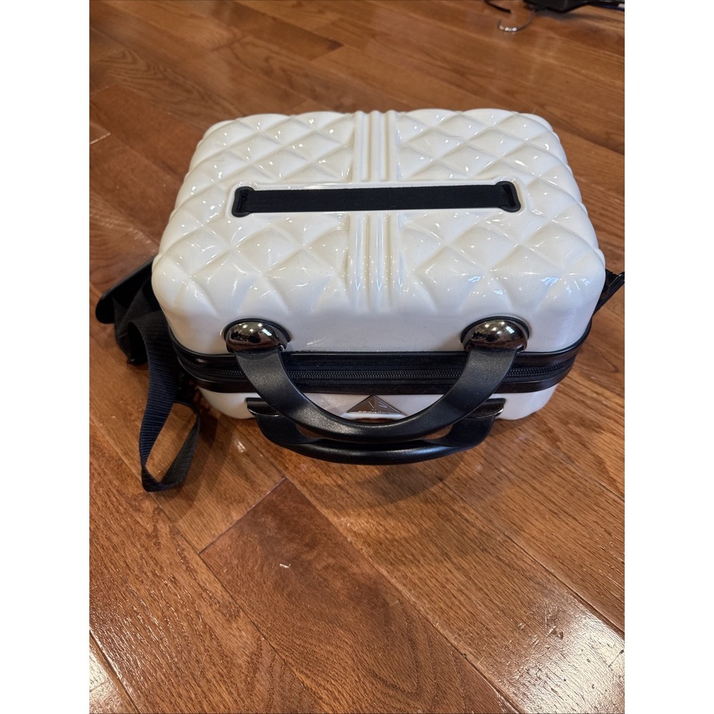 Triforce Marbella Hardside Beauty Case in White Quilted Pattern